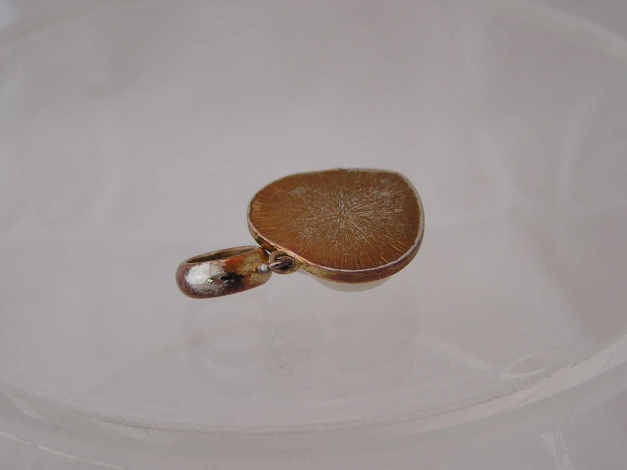 goldener Anhänger mit Herz-Perle