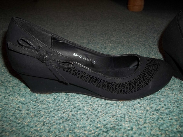 Pumps mit Pailletten und Keilabsatz