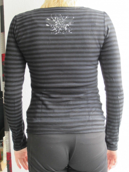 schönes schwarzes Longshirt mit Streifen - V-Ausschnitt