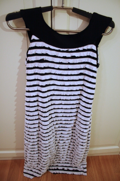 schwarz-weißes Abendkleid