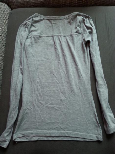 Dünner Pulli in grau mit mordernem Aufdruck sweatshirt