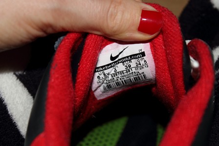 Süße Nikes in rot/grau/schwarz nur zwei Mal getragen