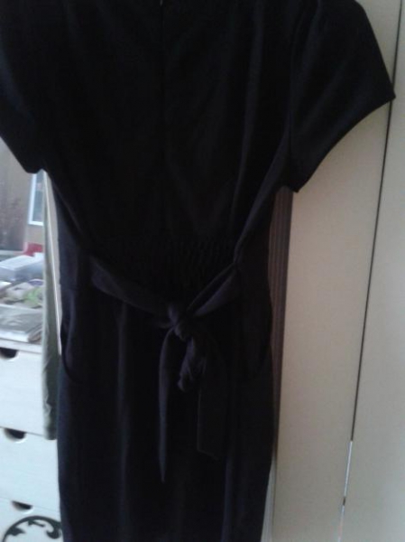 schwarzes Kleid 