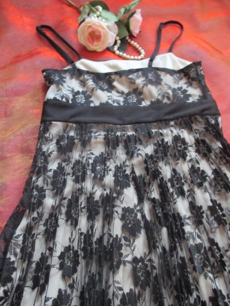 NEU Designer Lace Spitzen Empire Pliseè- Falten Cocktail Abi Ball Abend Spaghetti - Träger Kleid Gr. 34- 36/ XS- S schwarz nude