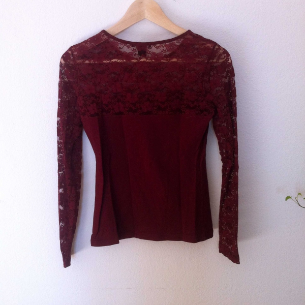 Dunkelrotes Oberteil Spitze