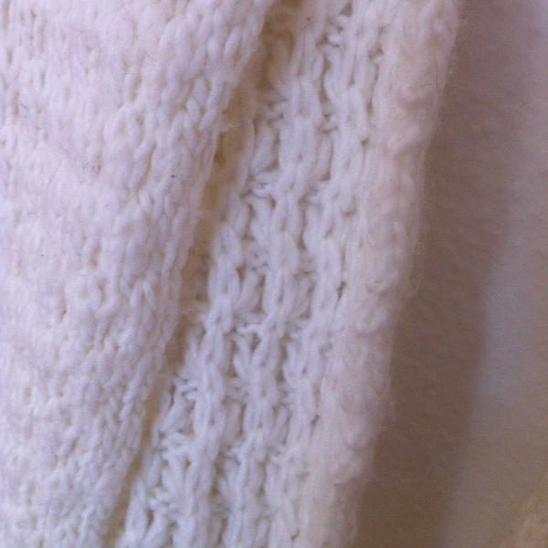 Weißer Strickschal Pieces