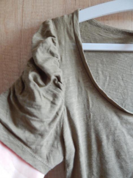 olivfarbenes T-Shirt mit leichten Puffärmeln H&M