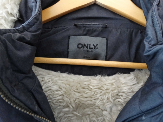 Winterjacke / Fell / grau / Kapuze