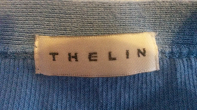 hellblaues Top mit Ausschnitt