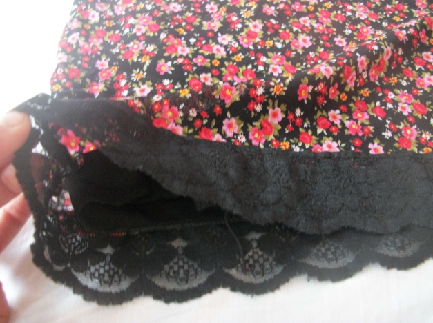 blumenrock mit schwarzer spitze