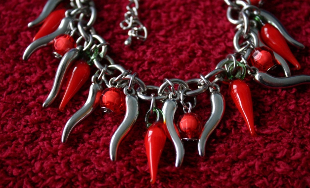 Silberne Armkette mit roten und silbernen Chilischoten