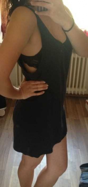 weites, dunkelblaues kleid