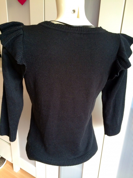 Schwarzer Pulli mit Flatterärmel 