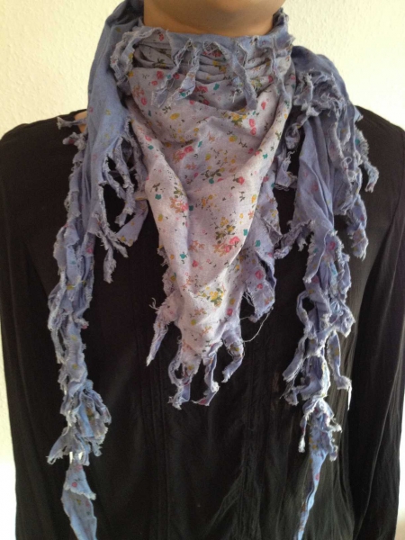 Tuch mit Farbverlauf und kleinen Blümchen