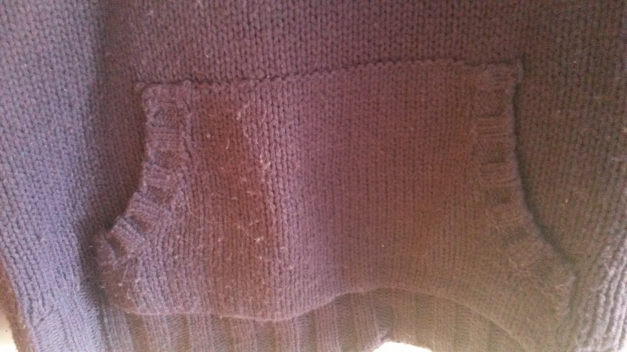 dunkellila Wollpulli mit Knopfleiste