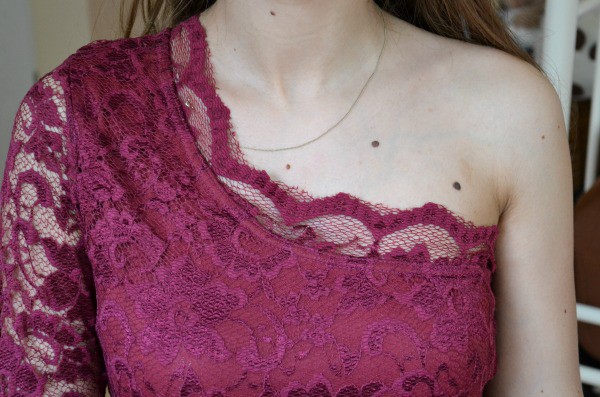 Weinrotes kurzes Kleid aus Spitze one shoulder 34 36 S Blogger Ärmel