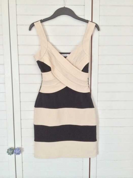 Schickes gestreiftes Abendkleid