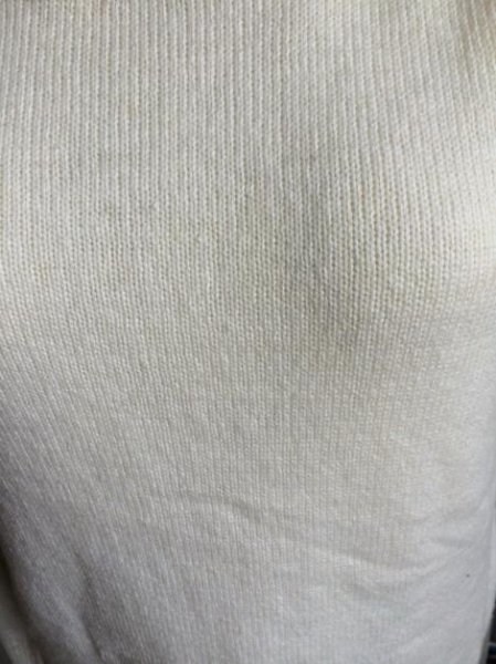 Weißer Pullover mit Details 