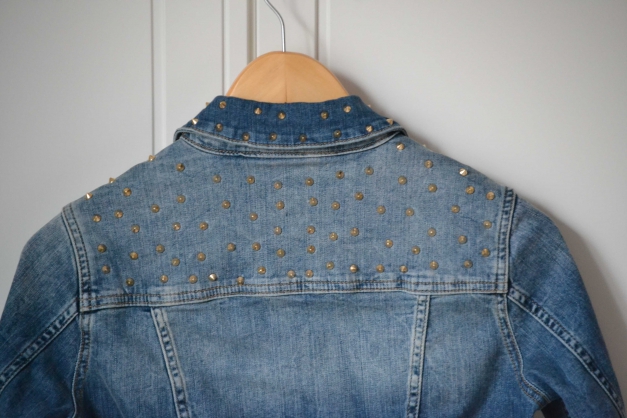 Jeansjacke mit Nieten von Zara