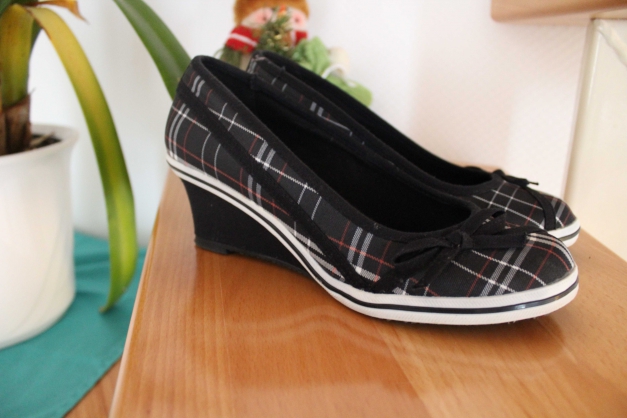 Schwarz-gemusterte Schuhe mit Keilabsatz