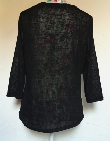 Schwarzes Oberteil mit Nieten