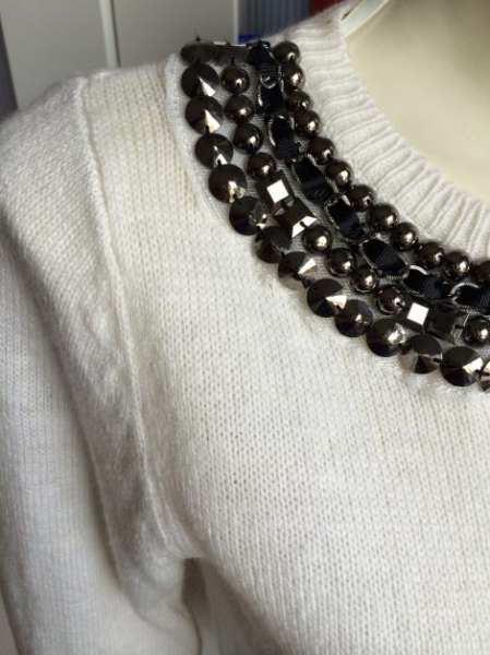 Weißer Pullover mit Details 
