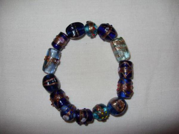 Armband in Blautönen mit Goldmuster