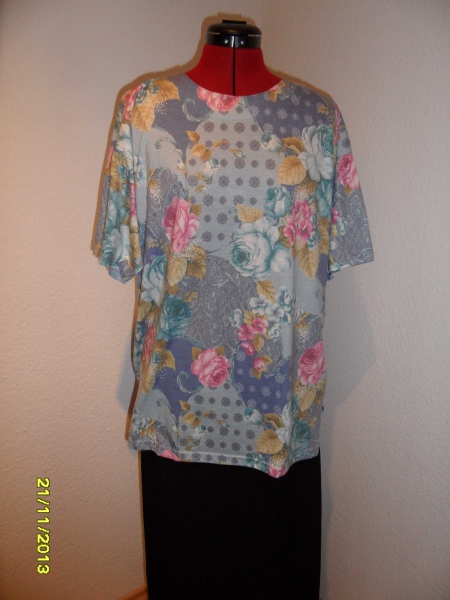 buntes Damenshirt mit Blumenmuster Größe ca. 42/44 