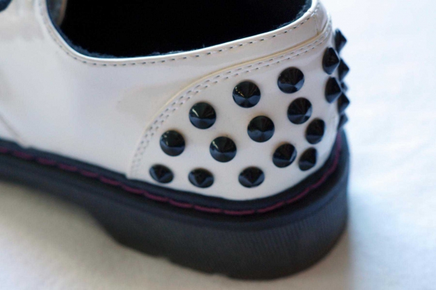 Weiße Nieten Lack Schuhe von Graceland