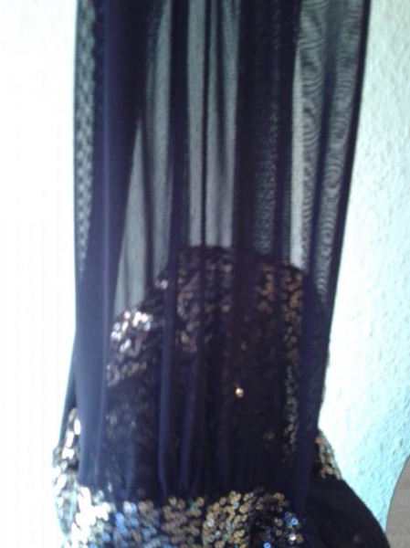 schwarzes kurzes Partykleid mit goldenen Pailletten