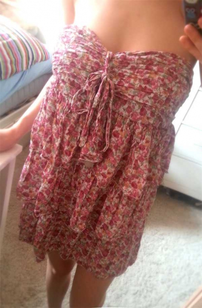 Trägerloses Blümchenkleid