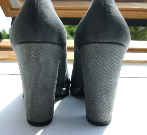 graue Wildleder-Pumps