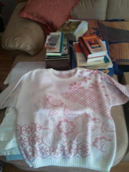 weißer Pullover mit rosa