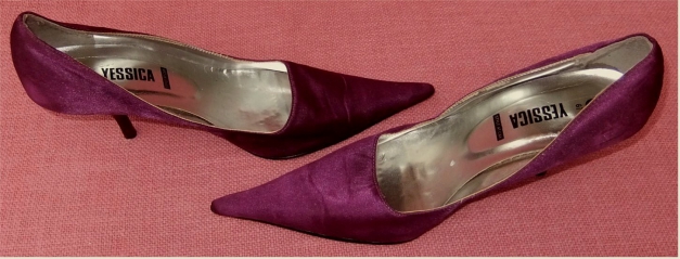 spitzlaufende Pumps / Stöckelschuhe Jessica von C&A - Innensohle und Außensohle aus Leder - Im Lila-Farbton - Größe 40 