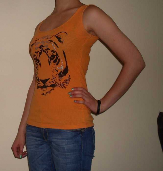 orangenes top mit tiger-print