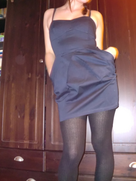 Dunkelblaues kurzes Abendkeid