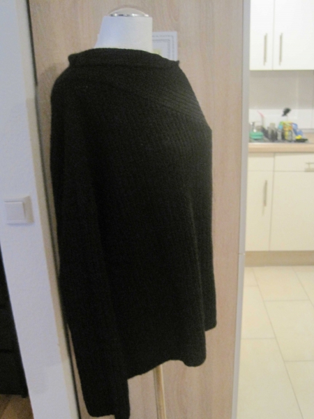 asymmetrischer schwarzer Pullover