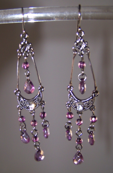 Zarte Ohrringe mit lila Perlen