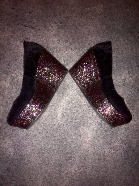 Neue Plateaupumps mit buntem Glitzer