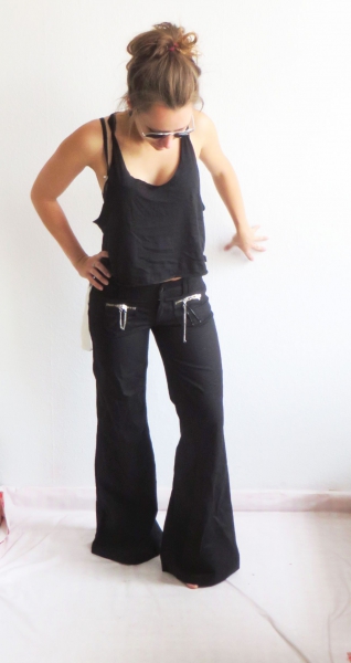 Lässige schwarze Schlaghose Gr. 28 bzw 36 Lackverzierungen bunte Reißverschlüsse