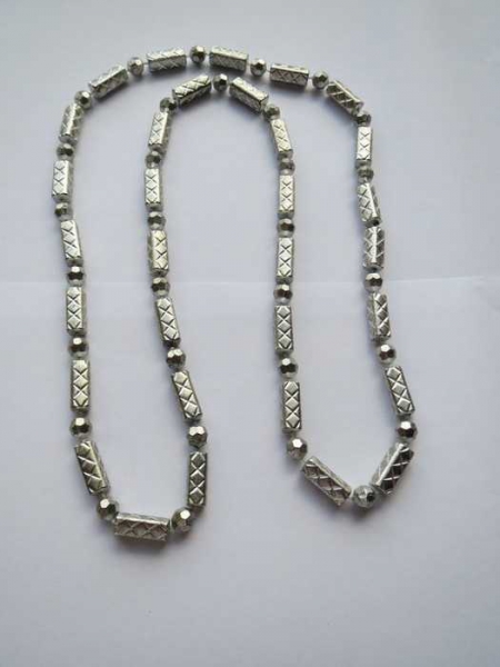 2 Ketten, silber-grau, 47 cm lang