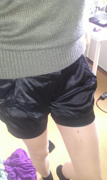 Short schwarz samt/Seide gr.36
