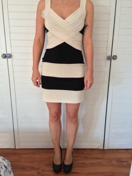 Schickes gestreiftes Abendkleid