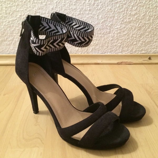 sandaletten-highheels, ethnomuster, schwarzweiß