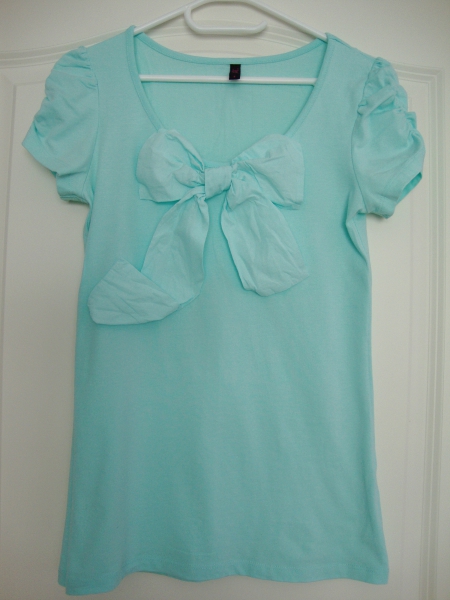 Mintfarbendes T-Shirt mit Schleife und Puff-Ärmeln