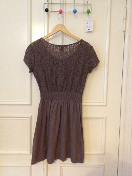 UNGETRAGENES Kleid mit Spitze