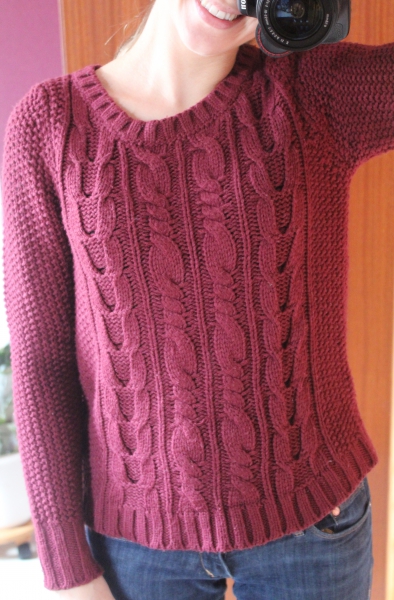 Bordeauxroter Pullover mit Zopfmuster