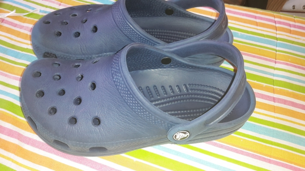 Schöne  blaue  crocs 