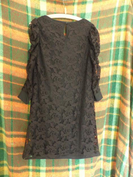 Schwarzes Abendkleid mit Spitze