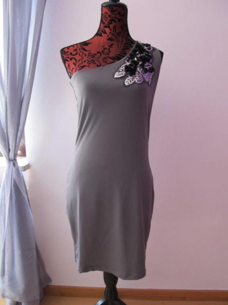 tolles one-shoulder Kleid